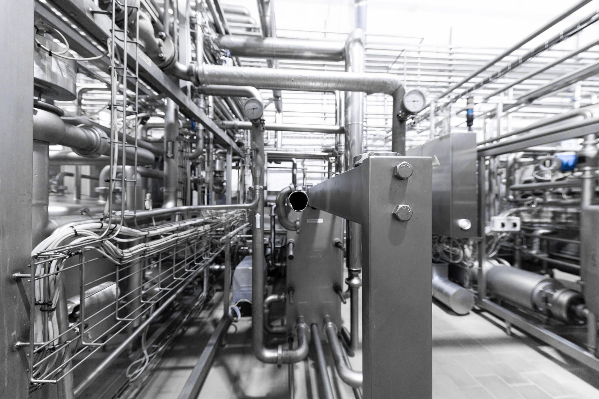 modern-brewery-facto ry-interior-pipe-lines-other-equipment-tool-plant-workshop-industrial-background-metal-pipes-closeup-industrial-plant-inside-view-maze-pipes-backgroundBobinados Castel, Reparación de Motores industriales y bombas de agua para la industria